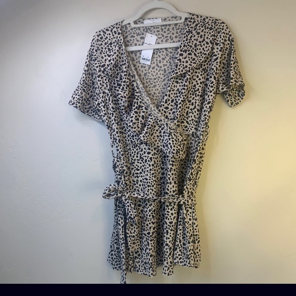 New ASOS your ruffle animal print top. Plus size top by yours. V neck top - Picture 7 of 8